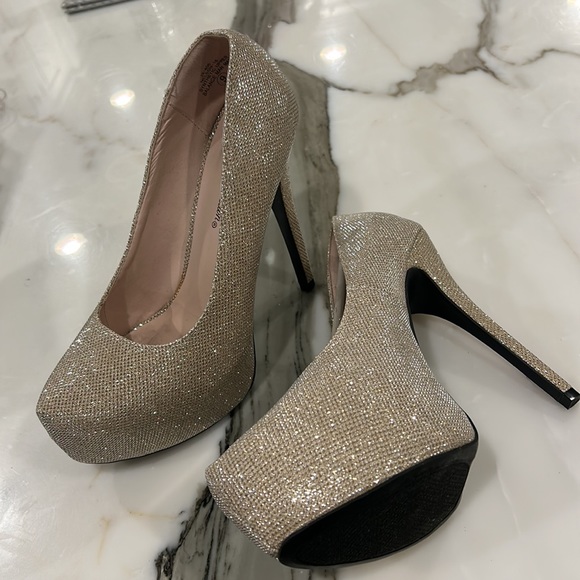 Shimmery Gold High Heel Platform Pumps,NWT, sz 9 - Picture 2 of 13
